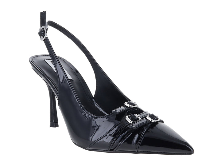 Zapato de tacón Steve Madden color negro brillante con punta afilada y correa ajustable al tobillo.