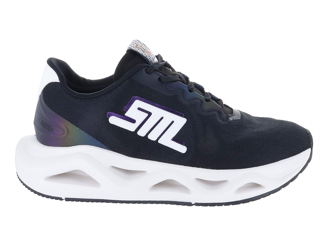 Tenis deportivos Steve Madden color negro con suela blanca gruesa y detalles holográficos.