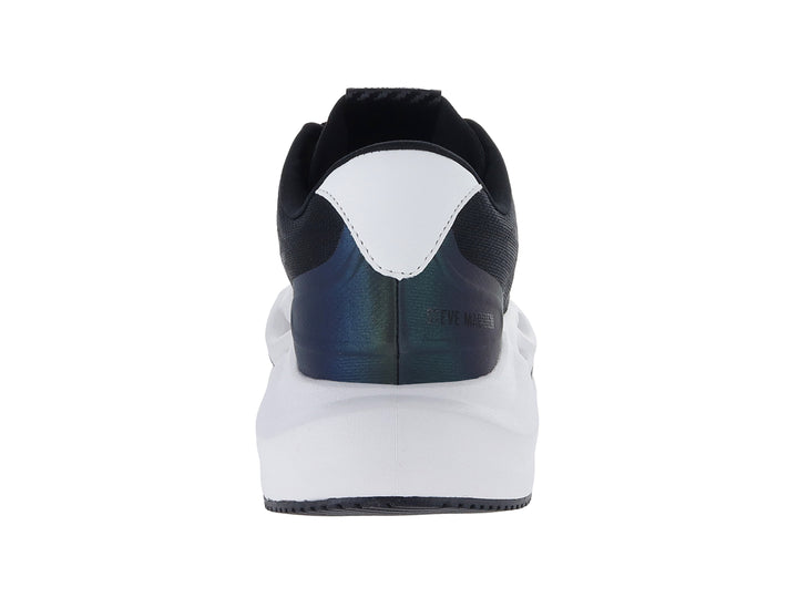 Tenis deportivos Steve Madden color negro con suela blanca gruesa y detalles holográficos.