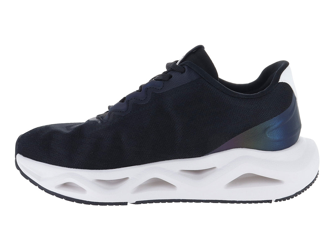 Tenis deportivos Steve Madden color negro con suela blanca gruesa y detalles holográficos.