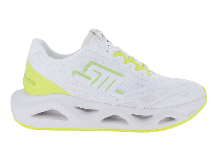 Tenis deportivos Steve Madden color blanco con detalles en lima y suela blanca con diseño hueco.