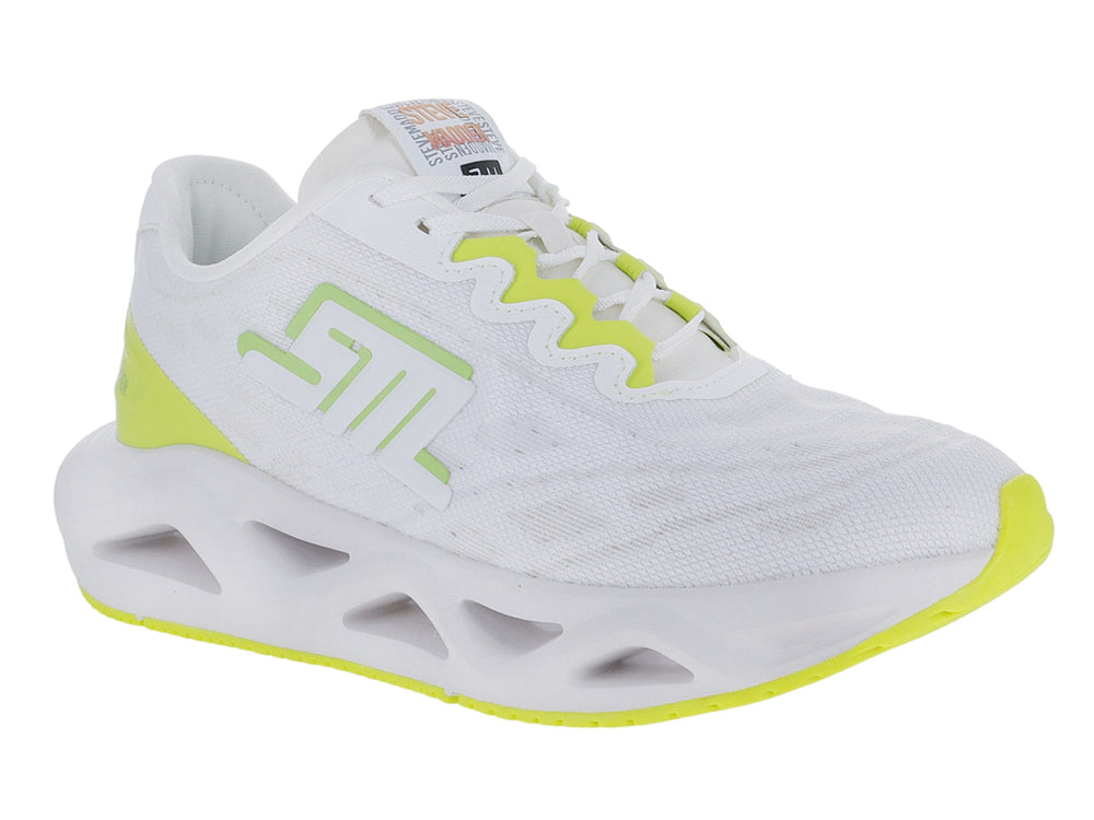 Tenis deportivos Steve Madden color blanco con detalles en lima y suela blanca con diseño hueco.