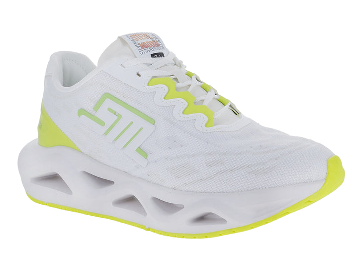 Tenis deportivos Steve Madden color blanco con detalles en lima y suela blanca con diseño hueco.
