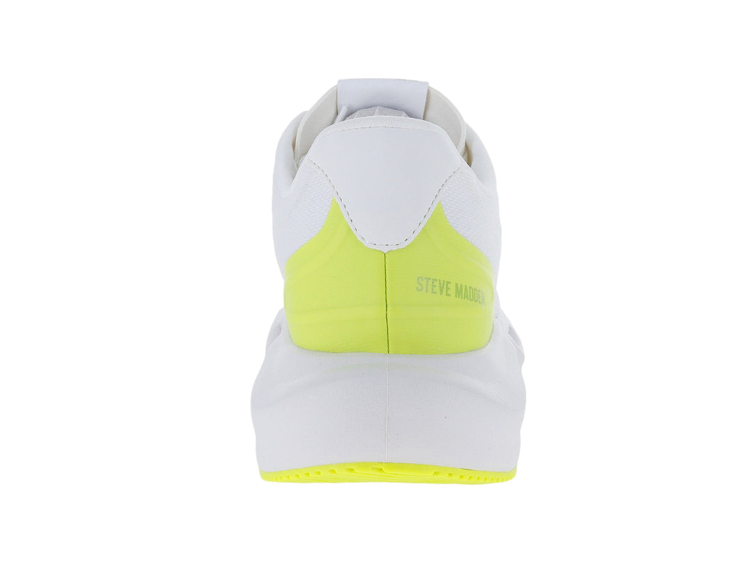 Tenis deportivos Steve Madden color blanco con detalles en lima y suela blanca con diseño hueco.
