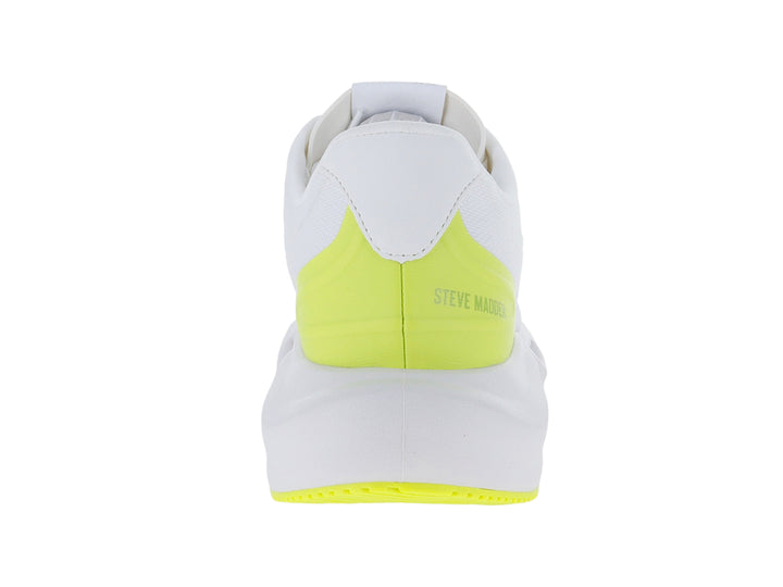 Tenis deportivos Steve Madden color blanco con detalles en lima y suela blanca con diseño hueco.