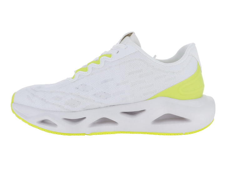 Tenis deportivos Steve Madden color blanco con detalles en lima y suela blanca con diseño hueco.