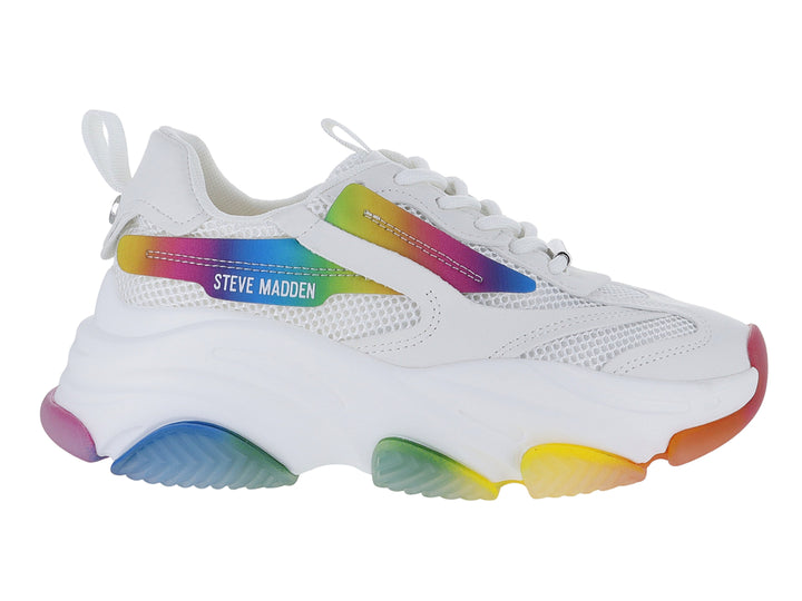 Tenis Steve Madden blancos con detalles y suela multicolor en degradado arcoíris.