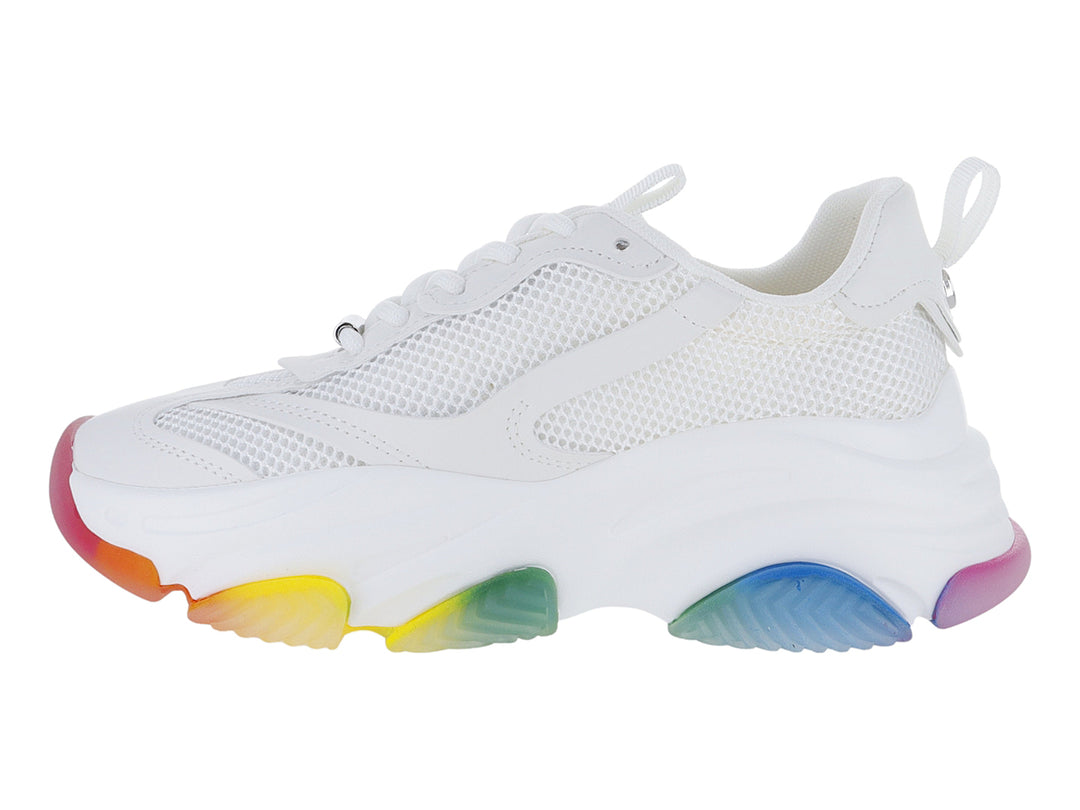 Tenis Steve Madden blancos con detalles y suela multicolor en degradado arcoíris.