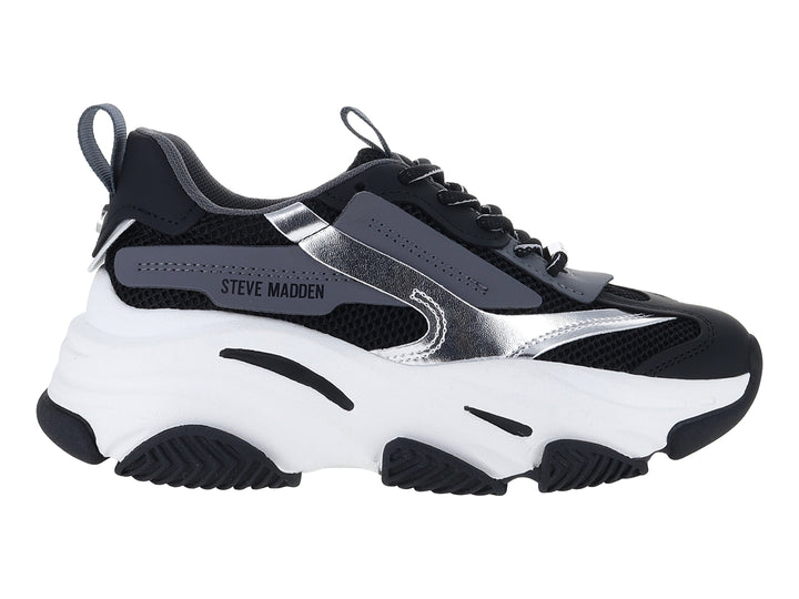 Tenis deportivos Steve Madden color negro y blanco con detalles plateados y suela chunky.