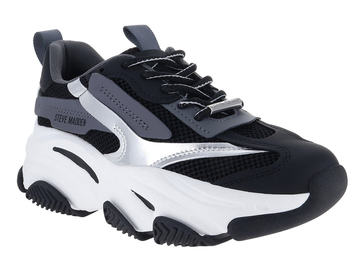 Tenis deportivos Steve Madden color negro y blanco con detalles plateados y suela chunky.