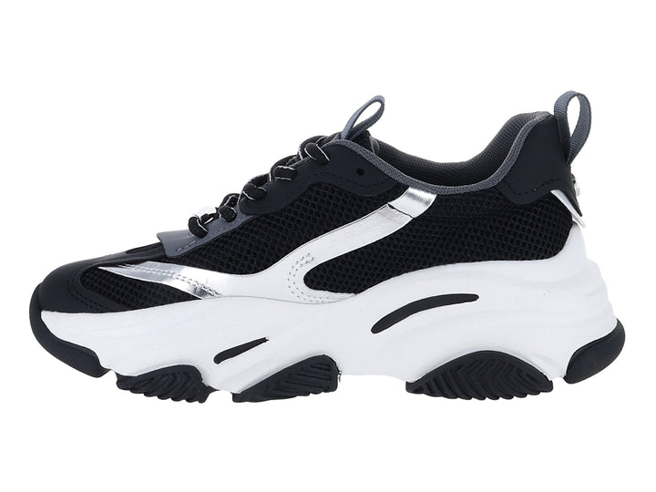 Tenis deportivos Steve Madden color negro y blanco con detalles plateados y suela chunky.