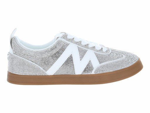 Tenis Steve Madden color plata con brillos, detalles en blanco y suela marrón.