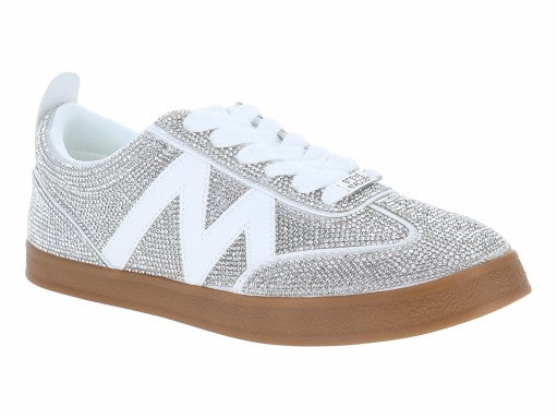 Tenis Steve Madden color plata con brillos, detalles en blanco y suela marrón.
