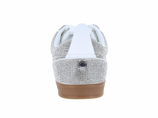 Tenis Steve Madden color plata con brillos, detalles en blanco y suela marrón.