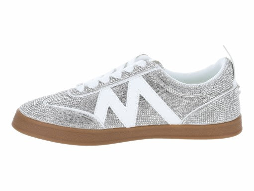 Tenis Steve Madden color plata con brillos, detalles en blanco y suela marrón.