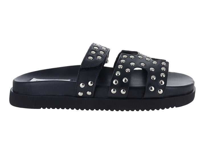 Sandalia negra de plataforma Steve Madden con correas adornadas con tachuelas plateadas y suela track.
