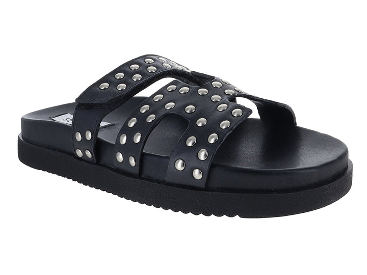 Sandalia negra de plataforma Steve Madden con correas adornadas con tachuelas plateadas y suela track.