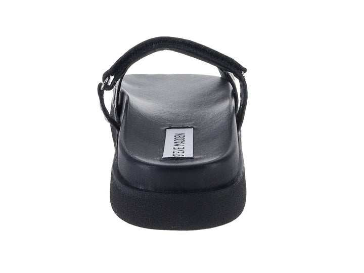 Sandalia negra de plataforma Steve Madden con correas adornadas con tachuelas plateadas y suela track.