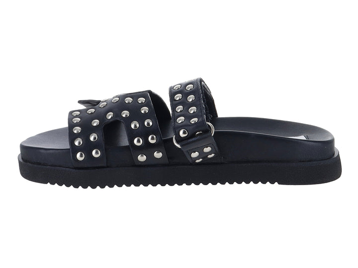 Sandalia negra de plataforma Steve Madden con correas adornadas con tachuelas plateadas y suela track.