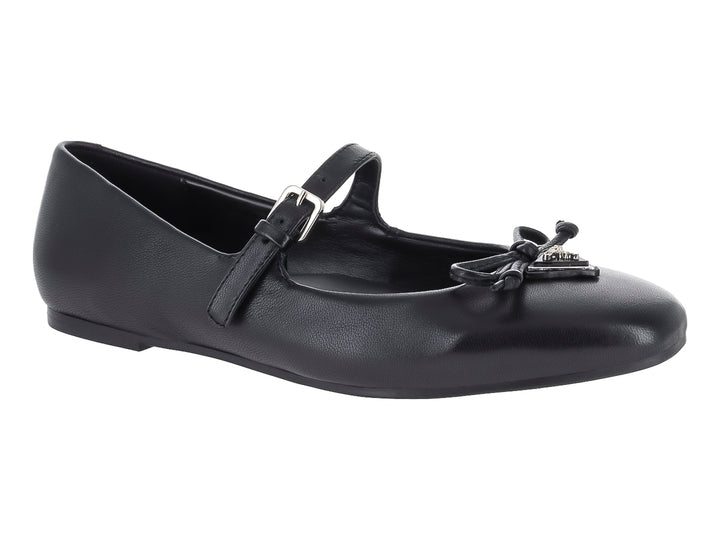 Zapato plano negro de la marca Guess con correa, hebilla y detalle de moño decorativo en la punta.