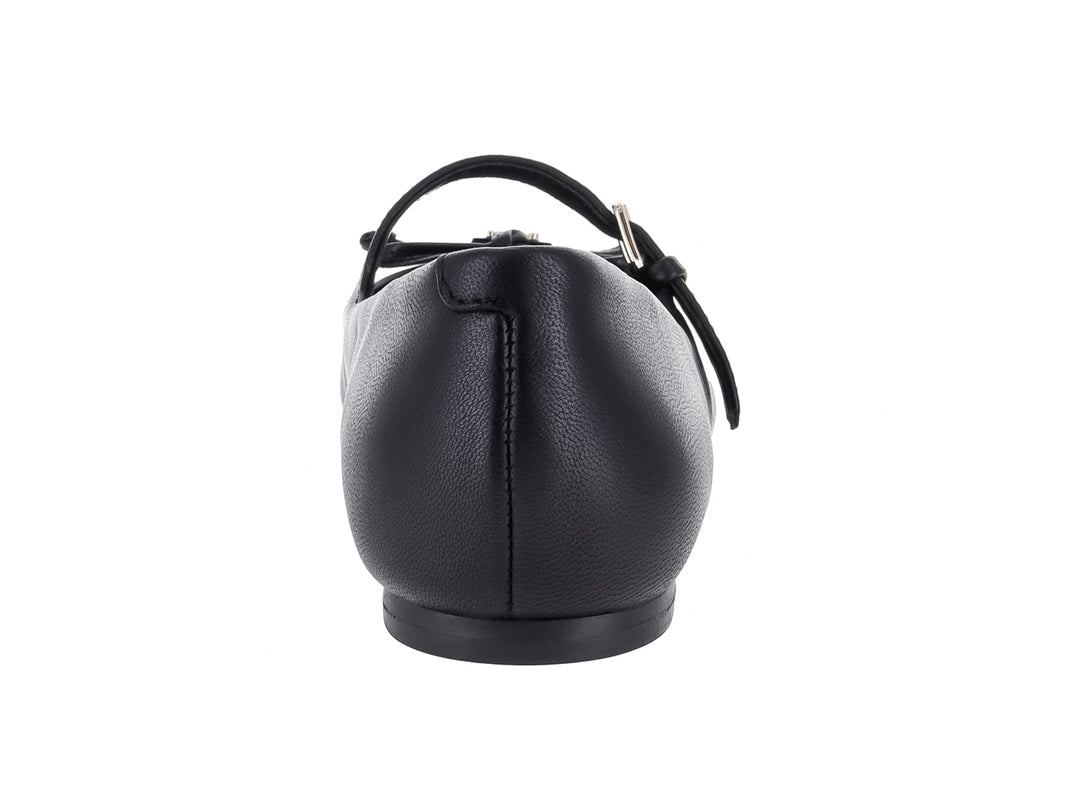 Zapato plano negro de la marca Guess con correa, hebilla y detalle de moño decorativo en la punta.
