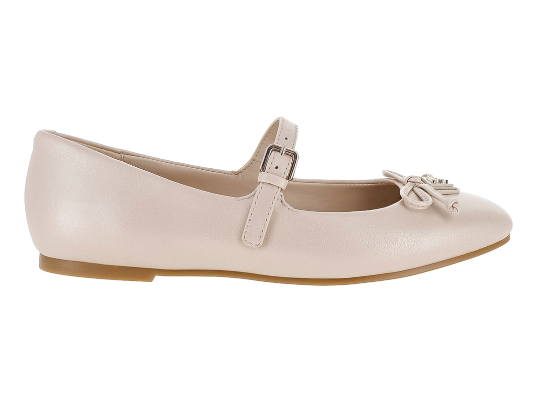 Zapato plano color beige claro con correa, hebilla y detalle de moño en la punta.