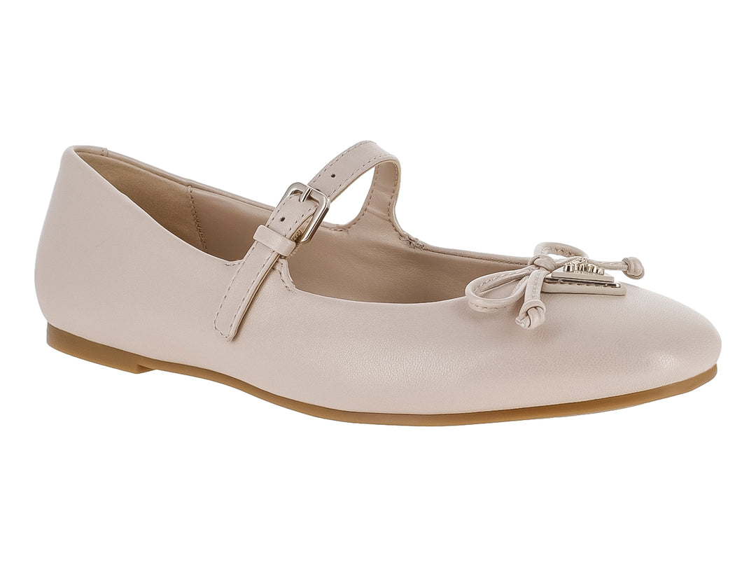Zapato plano color beige claro con correa, hebilla y detalle de moño en la punta.