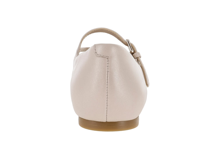 Zapato plano color beige claro con correa, hebilla y detalle de moño en la punta.