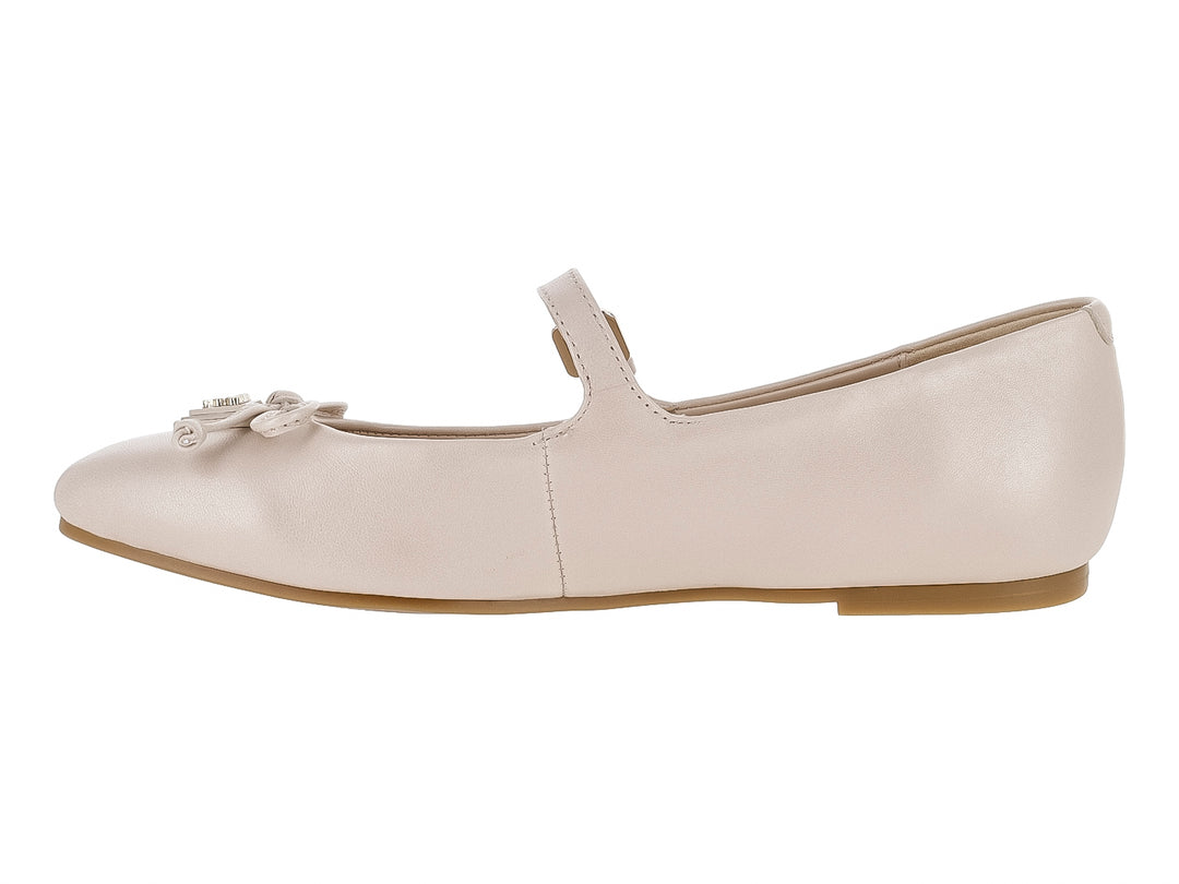 Zapato plano color beige claro con correa, hebilla y detalle de moño en la punta.
