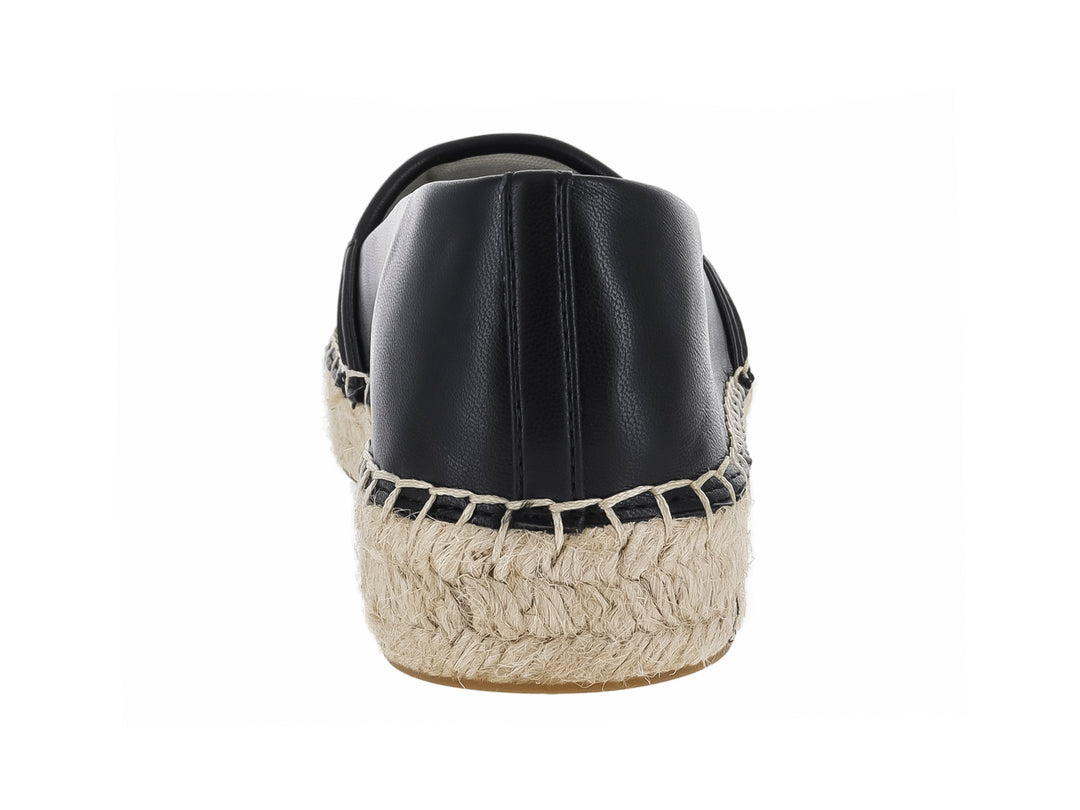 Zapato tipo alpargata color negro con suela de cuerda beige y detalle metálico en la parte superior.