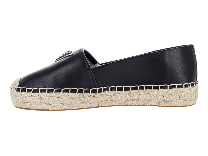 Zapato tipo alpargata color negro con suela de cuerda beige y detalle metálico en la parte superior.
