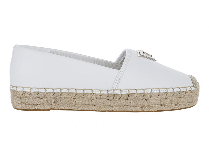 Zapato tipo alpargata color blanco para mujer con suela de cuerda beige y detalle metálico en la parte superior.