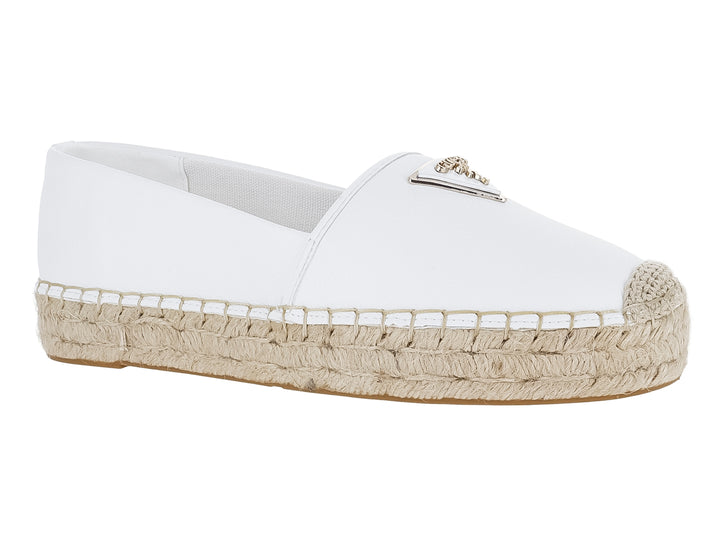 Zapato tipo alpargata color blanco para mujer con suela de cuerda beige y detalle metálico en la parte superior.
