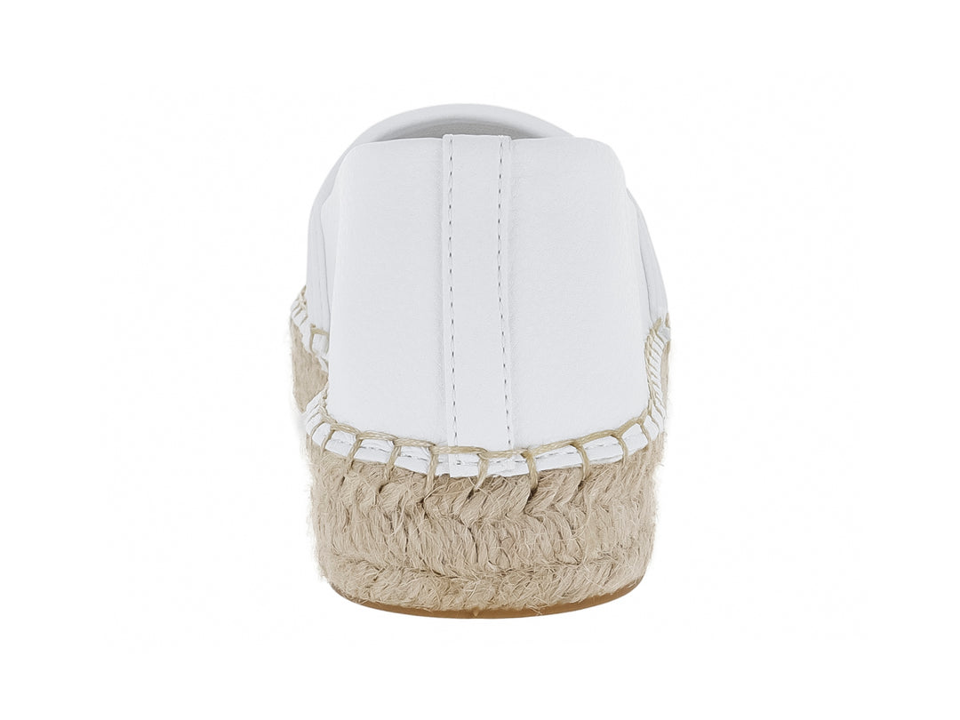Zapato tipo alpargata color blanco para mujer con suela de cuerda beige y detalle metálico en la parte superior.