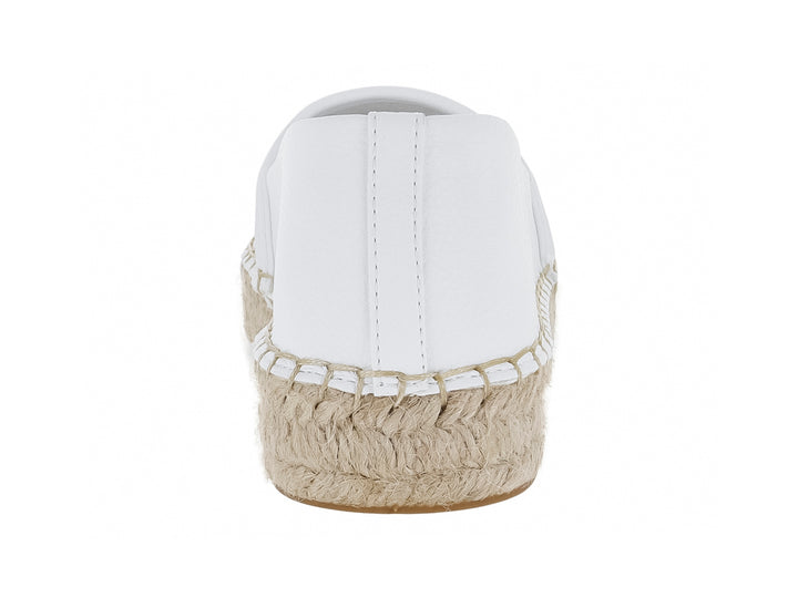 Zapato tipo alpargata color blanco para mujer con suela de cuerda beige y detalle metálico en la parte superior.