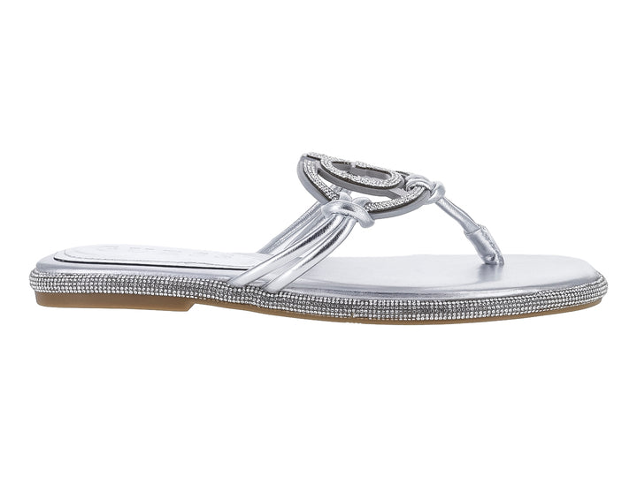 Sandalia plana color plata con detalles de pedrería y logo Guess en la correa.