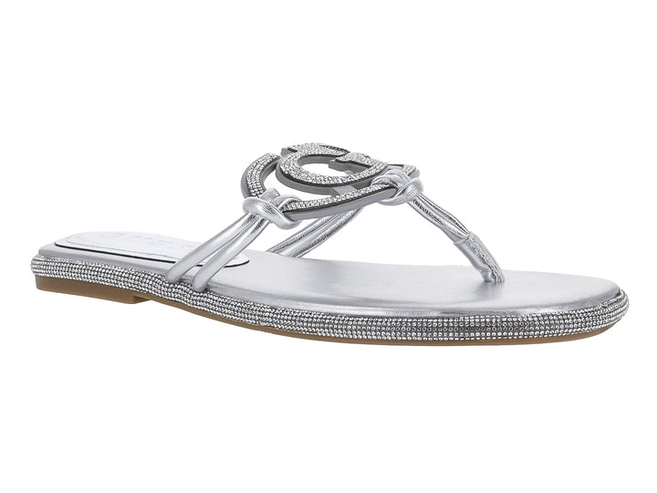 Sandalia plana color plata con detalles de pedrería y logo Guess en la correa.