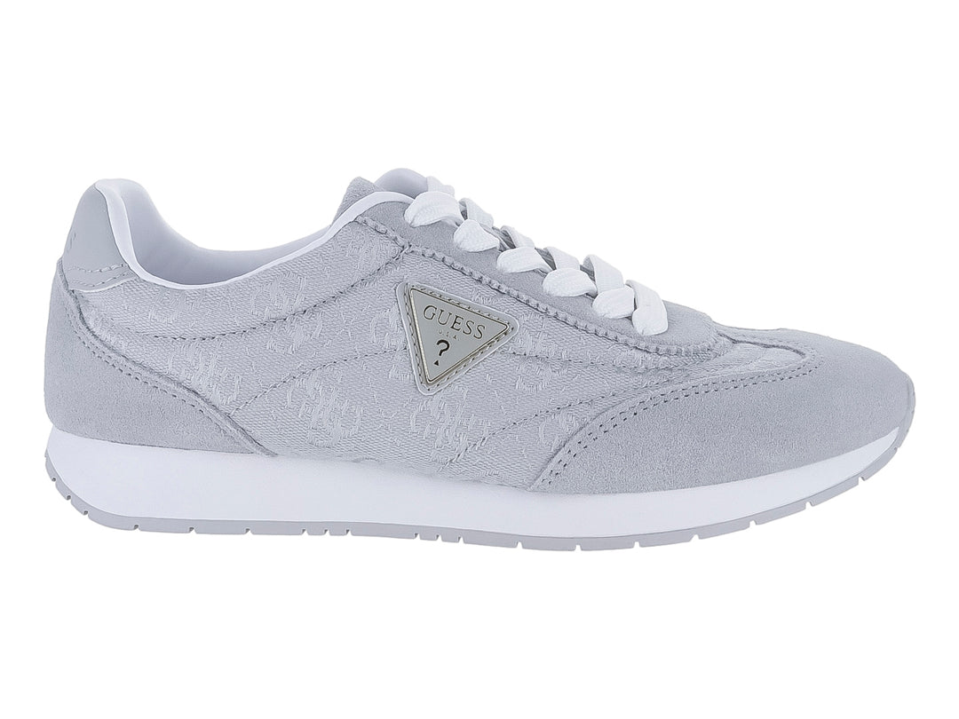 Tenis deportivos Guess color gris con suela y cordones blancos.