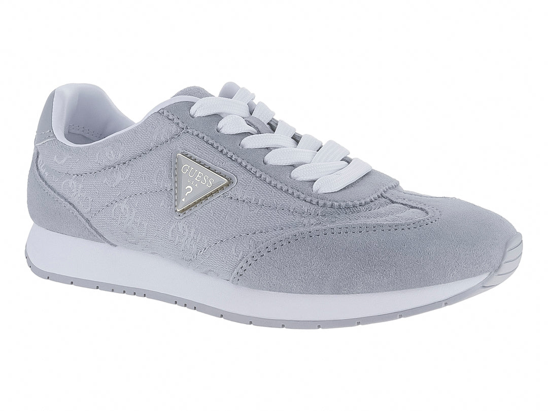 Tenis deportivos Guess color gris con suela y cordones blancos.