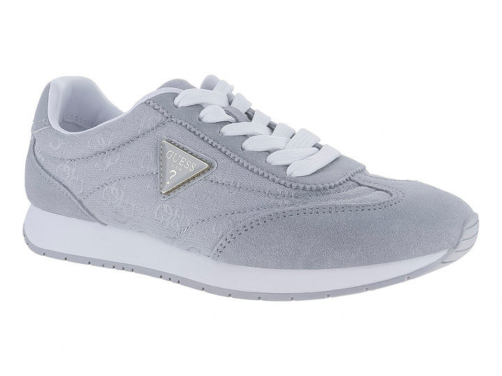 Tenis deportivos Guess color gris con suela y cordones blancos.