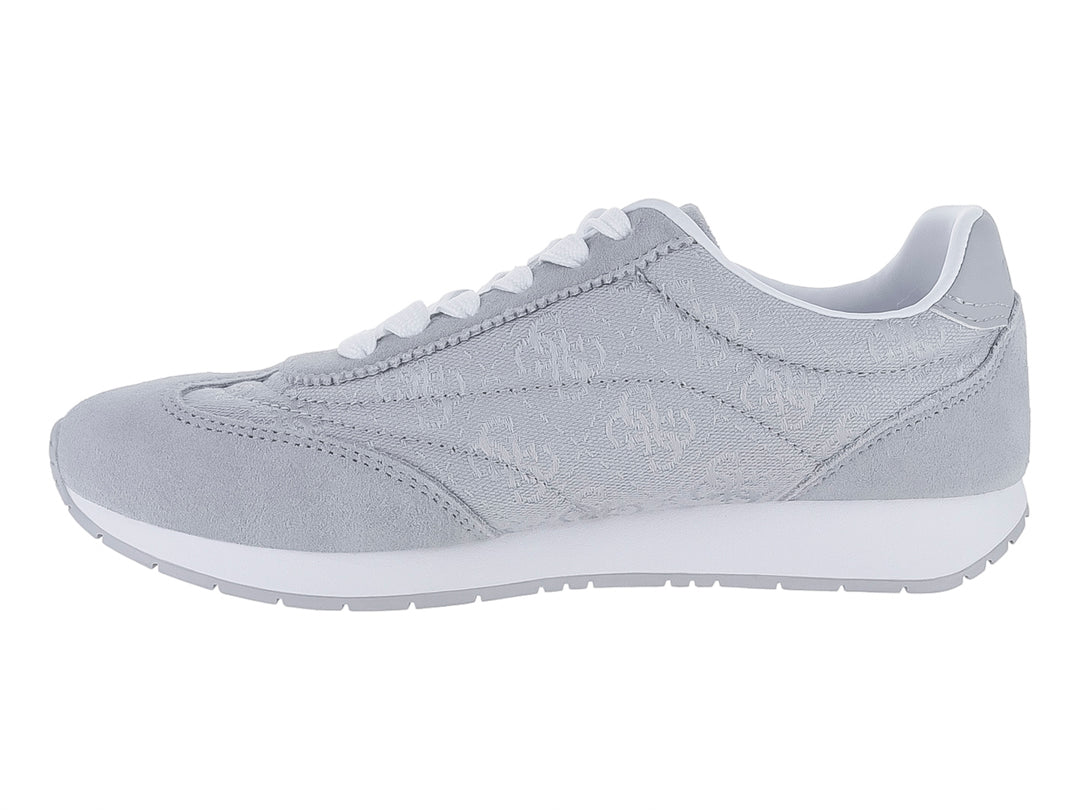 Tenis deportivos Guess color gris con suela y cordones blancos.