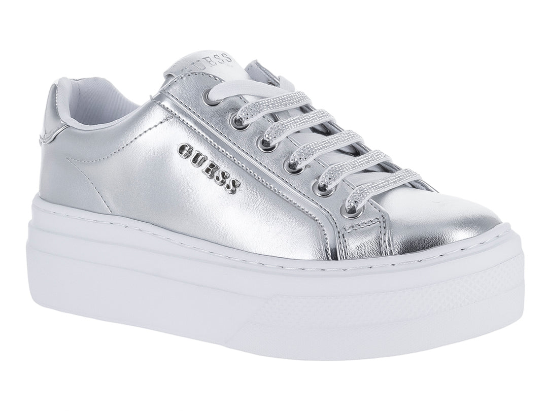 Tenis Guess color plateado metálico con suela blanca de plataforma.