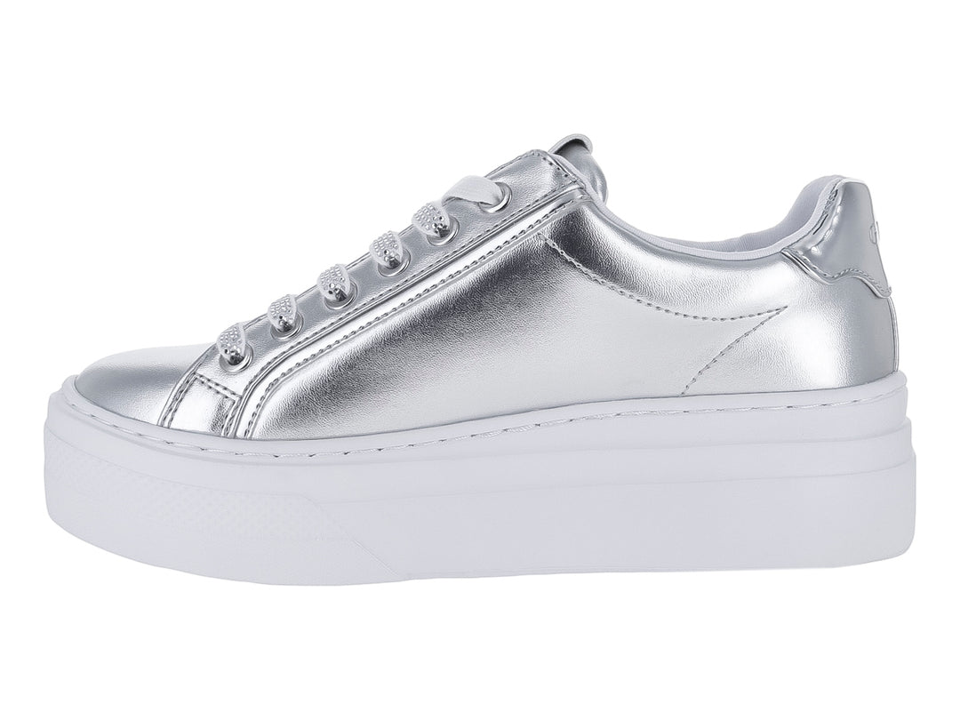 Tenis Guess color plateado metálico con suela blanca de plataforma.