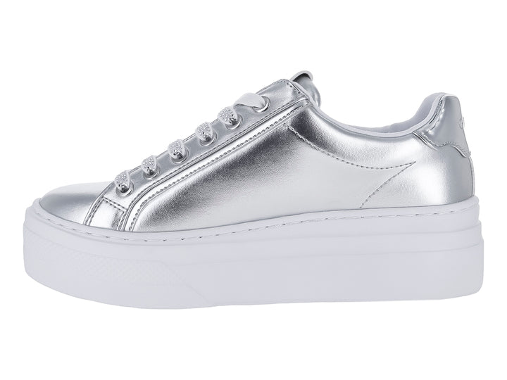 Tenis Guess color plateado metálico con suela blanca de plataforma.