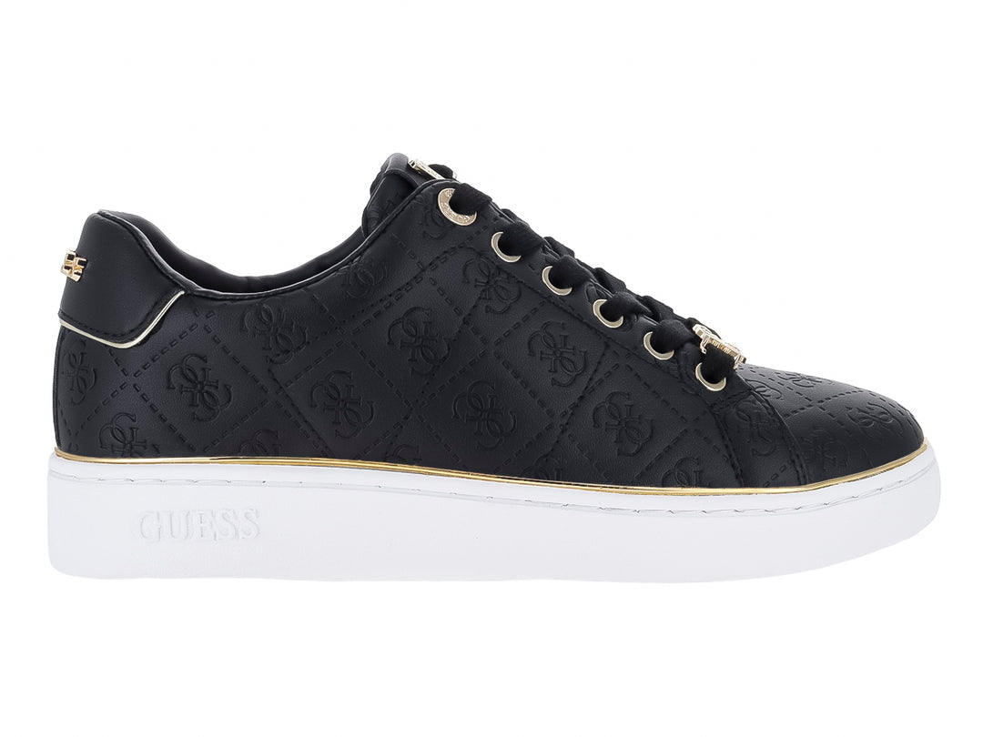 Tenis Guess color negro con patrón de monograma en relieve, detalles dorados y suela blanca.