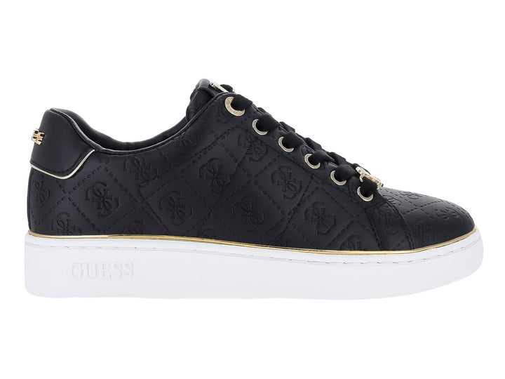 Tenis Guess color negro con patrón de monograma en relieve, detalles dorados y suela blanca.