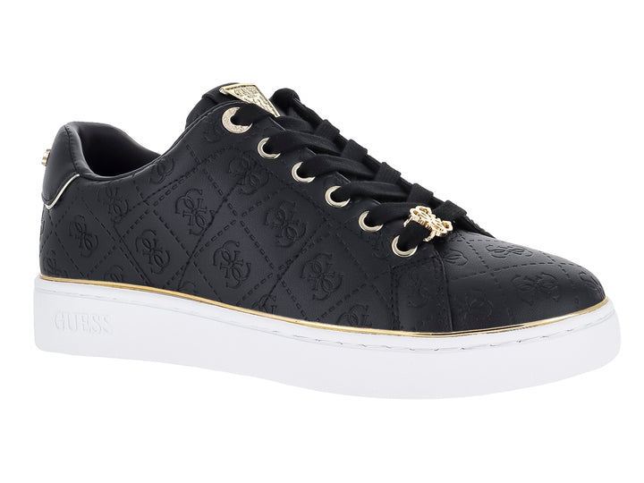 Tenis Guess color negro con patrón de monograma en relieve, detalles dorados y suela blanca.