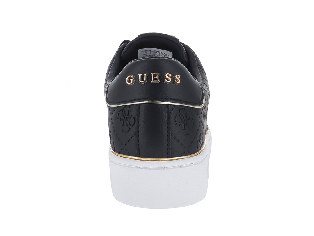 Tenis Guess color negro con patrón de monograma en relieve, detalles dorados y suela blanca.