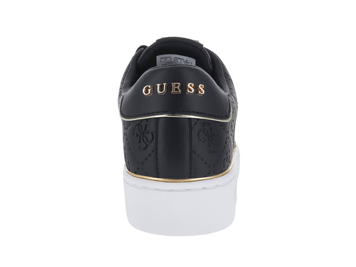 Tenis Guess color negro con patrón de monograma en relieve, detalles dorados y suela blanca.