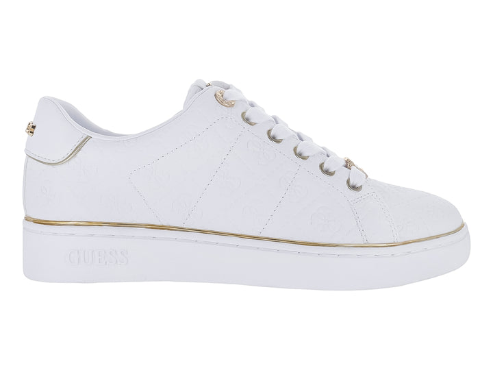 Tenis Guess color blanco con detalles en dorado y monograma grabado en el cuerpo del zapato.